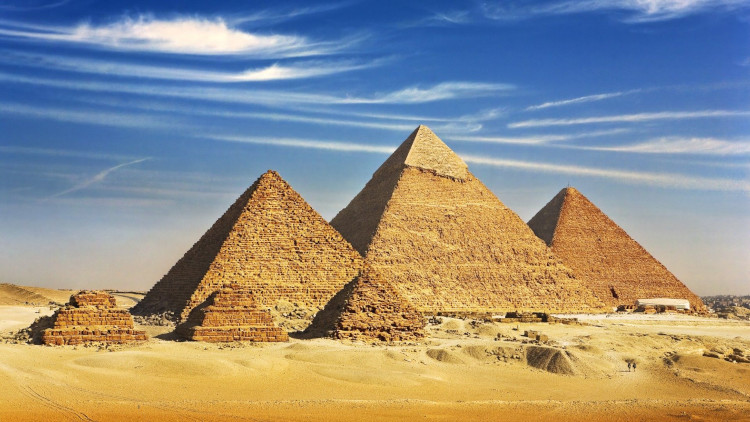 Egypt, pyramidy, zachovaná špička